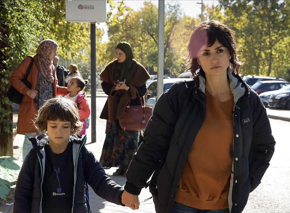 Críticas: Crítica de “En los márgenes”, de Juan Diego Botto, con Penélope  Cruz y Luis Tosar (Netflix) - Otros Cines
